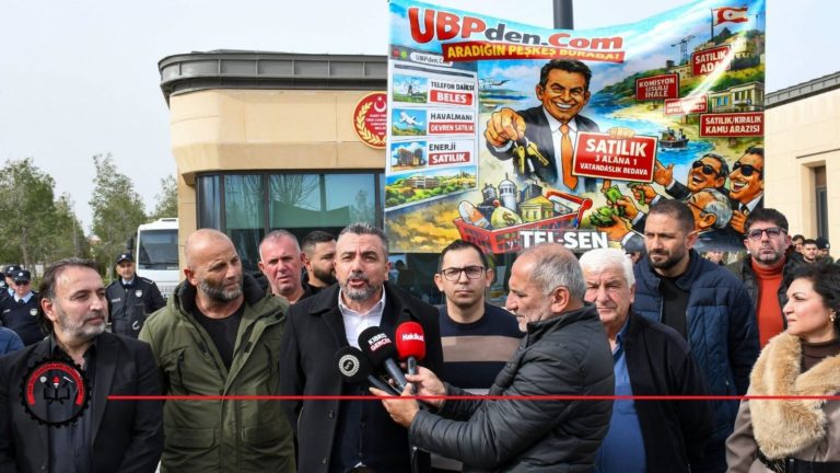 Hür-İş ve Kamu-İş Başkanı Ahmet Serdaroğlu federasyonu temsilen Meclis önünde hükümet uygulamalarını protesto eden bir konuşma yaparak, hükümeti istifaya davet etti.