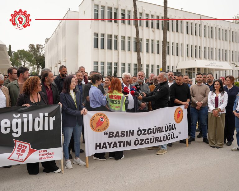 Kamu- İş, bugün diğer sendikalar ile birlikte Başbakanlık önünde, Hayat Pahalılığı Yasa Tasarısı’na (HP) karşı eylem yaptı ve basına yönelik sansürü de protesto etti.